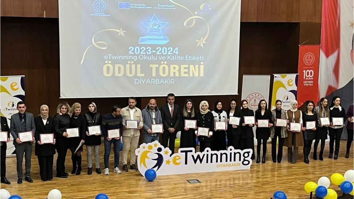 ETwinning projesi Ulusal Kalite Etiketi almaya hak kazanan Gürhan AYTEKİN öğretmenimizi Tebrik ederiz..